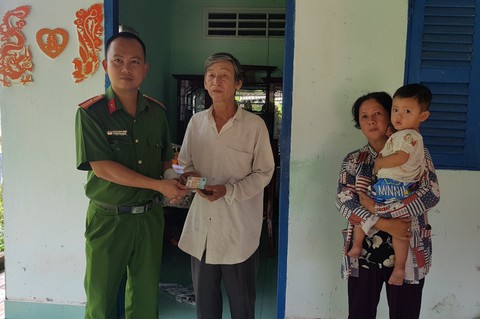 Bác thợ đụng hơn 30 năm không tờ giấy lận lưng nay đã có căn cước công dân - Ảnh 1. Bác thợ đụng hơn 30 năm không tờ giấy lận lưng nay đã có căn cước công dân - Ảnh 1.