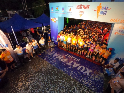 Gần 2.500 vận động viên chạy marathon xuyên rừng Đất Mũi - Ảnh 1. Gần 2.500 vận động viên chạy marathon xuyên rừng Đất Mũi - Ảnh 1.