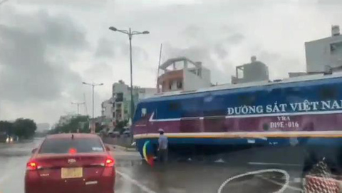 Đầu máy tàu hỏa tới đường ngang mà chắn chưa hạ: Canh tàu bằng kinh nghiệm! - Ảnh 1. Đầu máy tàu hỏa tới đường ngang mà chắn chưa hạ: Canh tàu bằng kinh nghiệm! - Ảnh 1.