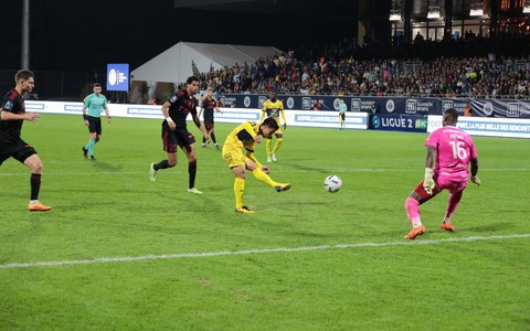 Quang Hải lần đầu ghi bàn ở Ligue 2, giúp Pau FC giữ lại 1 điểm - Ảnh 1. Quang Hải lần đầu ghi bàn ở Ligue 2, giúp Pau FC giữ lại 1 điểm - Ảnh 1.