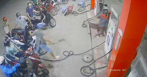 Khách cầm dao rượt đuổi vì chờ mua xăng lâu, cây xăng xin nghỉ bán do thua lỗ - Ảnh 2. Khách cầm dao rượt đuổi vì chờ mua xăng lâu, cây xăng xin nghỉ bán do thua lỗ - Ảnh 2.