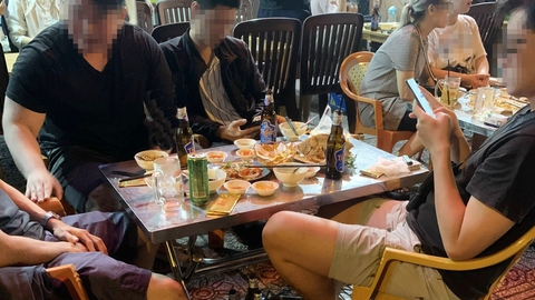 Người trẻ xài tiền - Kỳ 5: Tiền bạc rơi rớt hết vào ly bia - Ảnh 1. Người trẻ xài tiền - Kỳ 5: Tiền bạc rơi rớt hết vào ly bia - Ảnh 1.