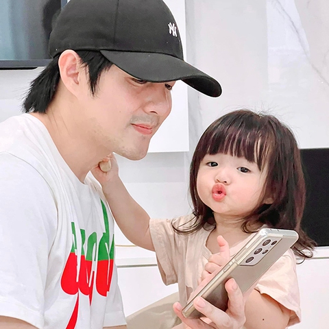 Ảnh vui sao Việt 10-10: Con gái Đông Nhi ‘làm điệu’ cưng xỉu - Ảnh 1. Ảnh vui sao Việt 10-10: Con gái Đông Nhi ‘làm điệu’ cưng xỉu - Ảnh 1.