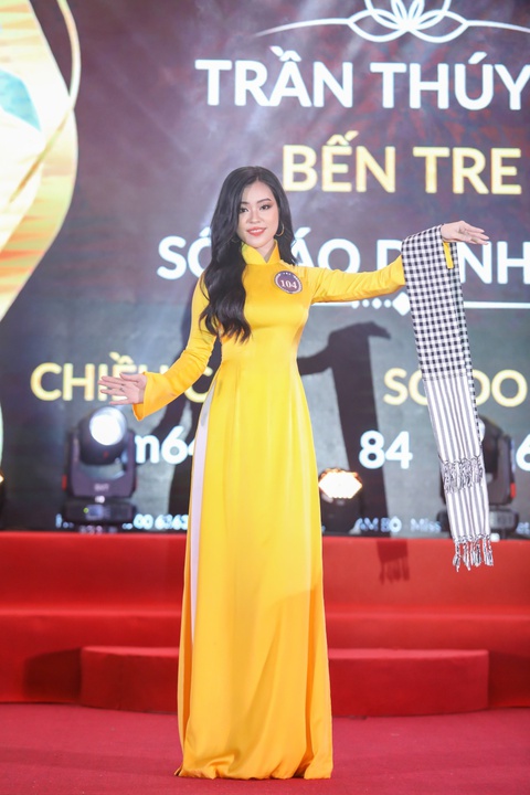 Hoa khôi Nam Bộ gây ấn tượng với vương miện trầm hương - Ảnh 3. Hoa khôi Nam Bộ gây ấn tượng với vương miện trầm hương - Ảnh 3.