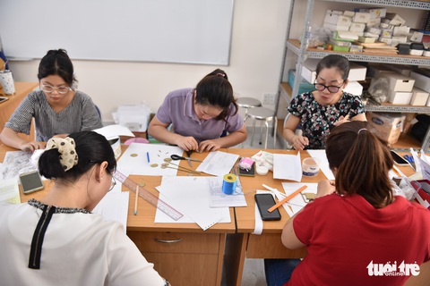 Thầy cô không nghỉ hè làm sách chữ nổi cho học sinh mù - Ảnh 1. Thầy cô không nghỉ hè làm sách chữ nổi cho học sinh mù - Ảnh 1.
