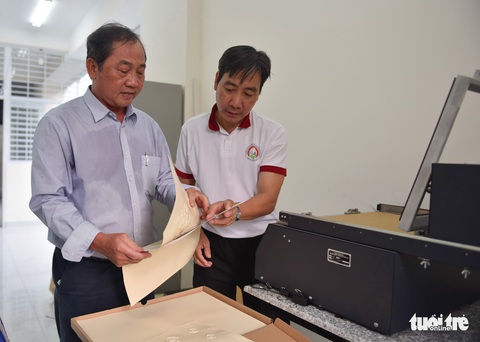 Thầy cô không nghỉ hè làm sách chữ nổi cho học sinh mù - Ảnh 3. Thầy cô không nghỉ hè làm sách chữ nổi cho học sinh mù - Ảnh 3.