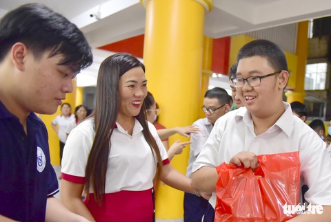 Thầy cô không nghỉ hè làm sách chữ nổi cho học sinh mù - Ảnh 6. Thầy cô không nghỉ hè làm sách chữ nổi cho học sinh mù - Ảnh 6.