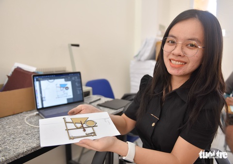 Thầy cô không nghỉ hè làm sách chữ nổi cho học sinh mù - Ảnh 7. Thầy cô không nghỉ hè làm sách chữ nổi cho học sinh mù - Ảnh 7.
