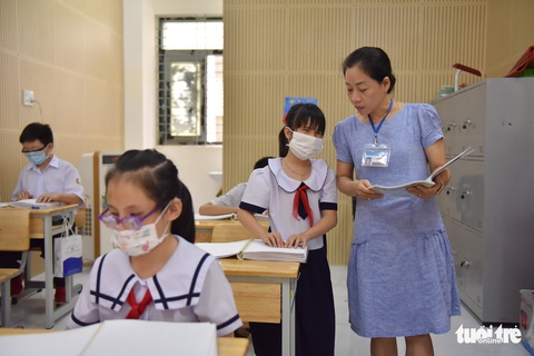 Thầy cô không nghỉ hè làm sách chữ nổi cho học sinh mù - Ảnh 8. Thầy cô không nghỉ hè làm sách chữ nổi cho học sinh mù - Ảnh 8.