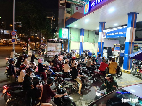Nửa đêm người dân TP.HCM ùn ùn đi đổ xăng, chen nhau từng chút - Ảnh 10. Nửa đêm người dân TP.HCM ùn ùn đi đổ xăng, chen nhau từng chút - Ảnh 10.