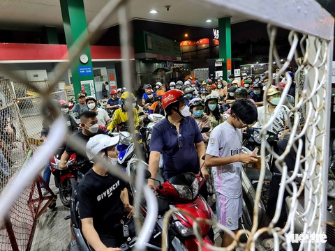 Nửa đêm người dân TP.HCM ùn ùn đi đổ xăng, chen nhau từng chút - Ảnh 3. Nửa đêm người dân TP.HCM ùn ùn đi đổ xăng, chen nhau từng chút - Ảnh 3.