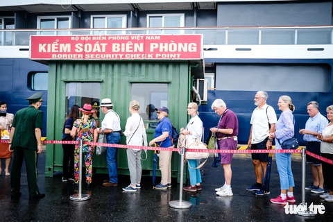 Tàu khách đầu tiên ‘phá băng’ du lịch đường biển cập bờ Đà Nẵng - Ảnh 7. Tàu khách đầu tiên ‘phá băng’ du lịch đường biển cập bờ Đà Nẵng - Ảnh 7.