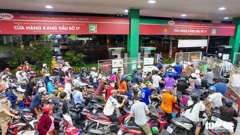 Nửa đêm người dân TP.HCM ùn ùn đi đổ xăng, chen nhau từng chút - Ảnh 2. Nửa đêm người dân TP.HCM ùn ùn đi đổ xăng, chen nhau từng chút - Ảnh 2.