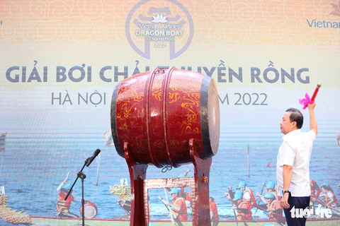 Đua thuyền rồng ở hồ Tây giữa trời mưa - Ảnh 1. Đua thuyền rồng ở hồ Tây giữa trời mưa - Ảnh 1.