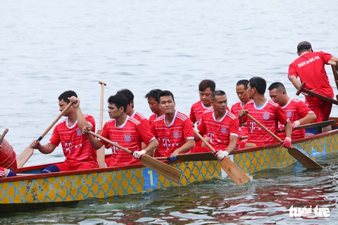 Đua thuyền rồng ở hồ Tây giữa trời mưa - Ảnh 3. Đua thuyền rồng ở hồ Tây giữa trời mưa - Ảnh 3.