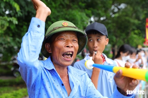 Đua thuyền rồng ở hồ Tây giữa trời mưa - Ảnh 6. Đua thuyền rồng ở hồ Tây giữa trời mưa - Ảnh 6.