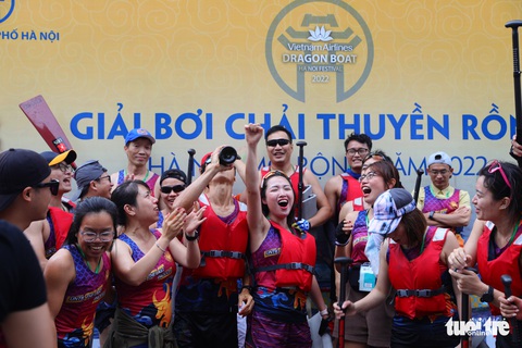 Đua thuyền rồng ở hồ Tây giữa trời mưa - Ảnh 8. Đua thuyền rồng ở hồ Tây giữa trời mưa - Ảnh 8.