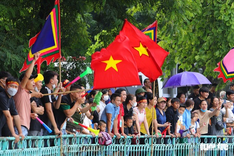 Đua thuyền rồng ở hồ Tây giữa trời mưa - Ảnh 5. Đua thuyền rồng ở hồ Tây giữa trời mưa - Ảnh 5.