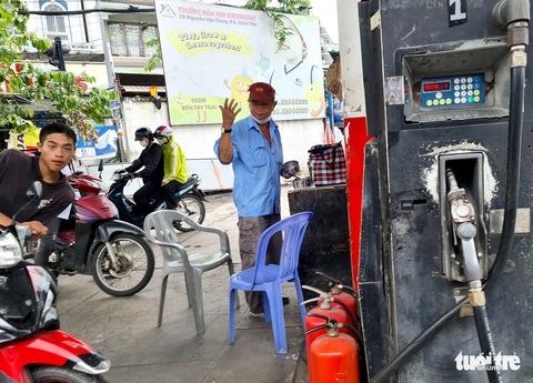 TP.HCM: Hàng loạt cây xăng chỉ bán 20.000-30.000 đồng, nhiều nơi hết xăng - Ảnh 3. TP.HCM: Hàng loạt cây xăng chỉ bán 20.000-30.000 đồng, nhiều nơi hết xăng - Ảnh 3.