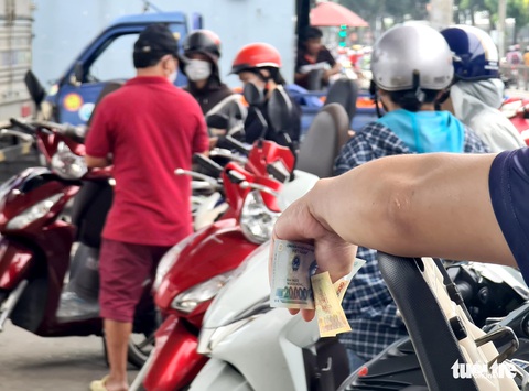 TP.HCM: Hàng loạt cây xăng chỉ bán 20.000-30.000 đồng, nhiều nơi hết xăng - Ảnh 6. TP.HCM: Hàng loạt cây xăng chỉ bán 20.000-30.000 đồng, nhiều nơi hết xăng - Ảnh 6.
