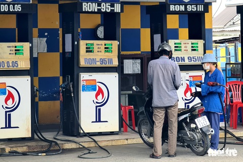 TP.HCM: Hàng loạt cây xăng chỉ bán 20.000-30.000 đồng, nhiều nơi hết xăng - Ảnh 4. TP.HCM: Hàng loạt cây xăng chỉ bán 20.000-30.000 đồng, nhiều nơi hết xăng - Ảnh 4.