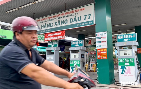 TP.HCM: Hàng loạt cây xăng chỉ bán 20.000-30.000 đồng, nhiều nơi hết xăng - Ảnh 7. TP.HCM: Hàng loạt cây xăng chỉ bán 20.000-30.000 đồng, nhiều nơi hết xăng - Ảnh 7.