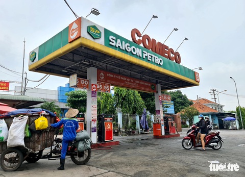 TP.HCM: Hàng loạt cây xăng chỉ bán 20.000-30.000 đồng, nhiều nơi hết xăng - Ảnh 8. TP.HCM: Hàng loạt cây xăng chỉ bán 20.000-30.000 đồng, nhiều nơi hết xăng - Ảnh 8.