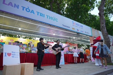 Đầu tư vào sách từ một khát vọng mới - Ảnh 1. Đầu tư vào sách từ một khát vọng mới - Ảnh 1.