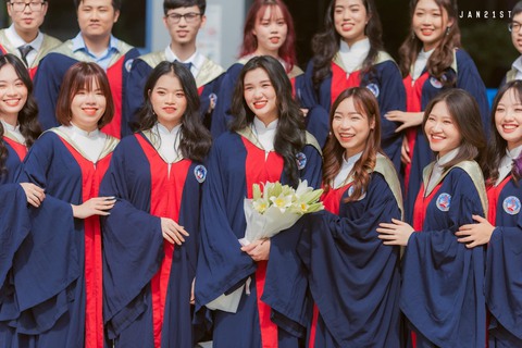 Sinh viên bị giam bằng vì chuẩn đầu vào tiếng Anh: Trường gọi điện thông báo trả bằng - Ảnh 1. Sinh viên bị giam bằng vì chuẩn đầu vào tiếng Anh: Trường gọi điện thông báo trả bằng - Ảnh 1.