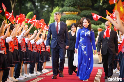 Phó chủ tịch nước đón Thái tử Đan Mạch Frederik - Ảnh 1. Phó chủ tịch nước đón Thái tử Đan Mạch Frederik - Ảnh 1.