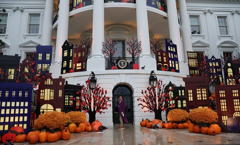 Hình ảnh vợ chồng tổng thống Mỹ chào đón trẻ em vui lễ Halloween ở Nhà Trắng - Ảnh 2. Hình ảnh vợ chồng tổng thống Mỹ chào đón trẻ em vui lễ Halloween ở Nhà Trắng - Ảnh 2.