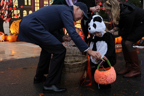 Hình ảnh vợ chồng tổng thống Mỹ chào đón trẻ em vui lễ Halloween ở Nhà Trắng - Ảnh 3. Hình ảnh vợ chồng tổng thống Mỹ chào đón trẻ em vui lễ Halloween ở Nhà Trắng - Ảnh 3.