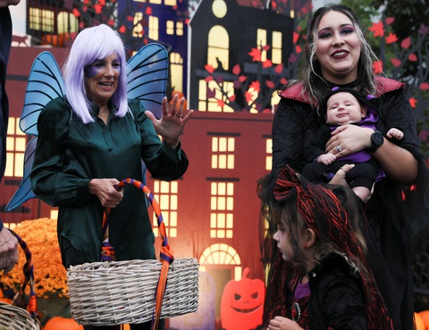 Hình ảnh vợ chồng tổng thống Mỹ chào đón trẻ em vui lễ Halloween ở Nhà Trắng - Ảnh 4. Hình ảnh vợ chồng tổng thống Mỹ chào đón trẻ em vui lễ Halloween ở Nhà Trắng - Ảnh 4.