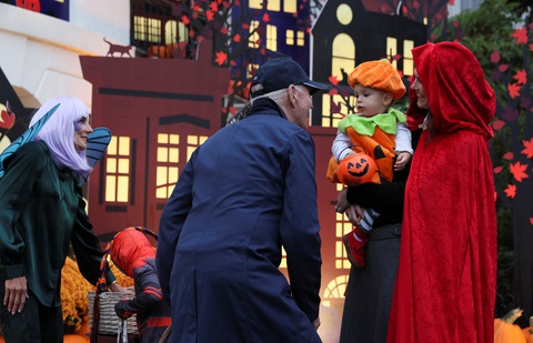 Hình ảnh vợ chồng tổng thống Mỹ chào đón trẻ em vui lễ Halloween ở Nhà Trắng - Ảnh 5. Hình ảnh vợ chồng tổng thống Mỹ chào đón trẻ em vui lễ Halloween ở Nhà Trắng - Ảnh 5.