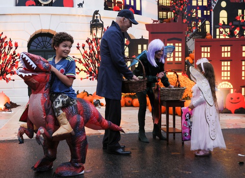 Hình ảnh vợ chồng tổng thống Mỹ chào đón trẻ em vui lễ Halloween ở Nhà Trắng - Ảnh 6. Hình ảnh vợ chồng tổng thống Mỹ chào đón trẻ em vui lễ Halloween ở Nhà Trắng - Ảnh 6.