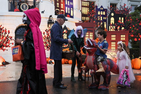 Hình ảnh vợ chồng tổng thống Mỹ chào đón trẻ em vui lễ Halloween ở Nhà Trắng - Ảnh 7. Hình ảnh vợ chồng tổng thống Mỹ chào đón trẻ em vui lễ Halloween ở Nhà Trắng - Ảnh 7.