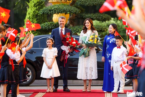 Phó chủ tịch nước đón Thái tử Đan Mạch Frederik - Ảnh 2. Phó chủ tịch nước đón Thái tử Đan Mạch Frederik - Ảnh 2.
