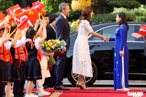 Phó chủ tịch nước đón Thái tử Đan Mạch Frederik - Ảnh 3. Phó chủ tịch nước đón Thái tử Đan Mạch Frederik - Ảnh 3.