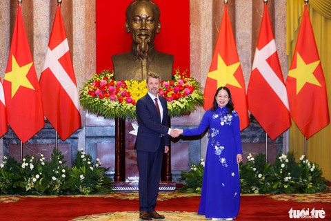 Phó chủ tịch nước đón Thái tử Đan Mạch Frederik - Ảnh 4. Phó chủ tịch nước đón Thái tử Đan Mạch Frederik - Ảnh 4.