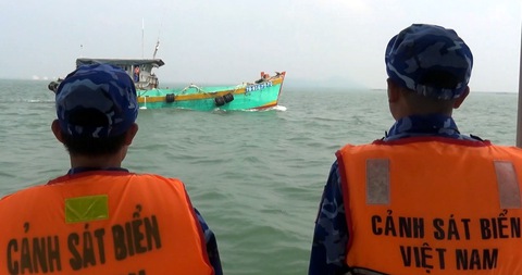Bắt tàu chở 65.000 lít dầu không rõ nguồn gốc - Ảnh 1. Bắt tàu chở 65.000 lít dầu không rõ nguồn gốc - Ảnh 1.