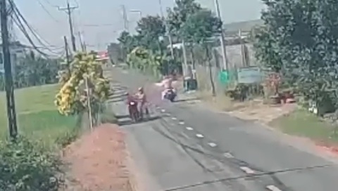 Giáng cấp, điều chuyển thượng úy CSGT dùng dùi cui đánh sau khi rượt người vi phạm - Ảnh 1. Giáng cấp, điều chuyển thượng úy CSGT dùng dùi cui đánh sau khi rượt người vi phạm - Ảnh 1.