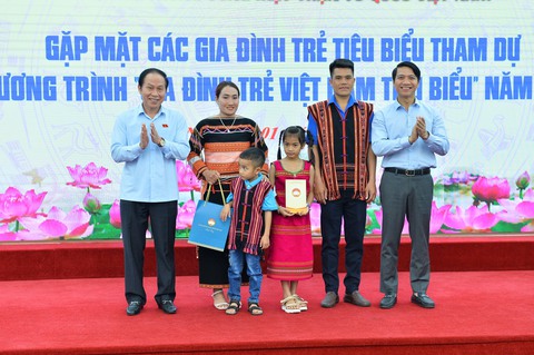 Xúc động tâm tình vợ người lính biển: Không xa đâu, Trường Sa ơi! - Ảnh 3. Xúc động tâm tình vợ người lính biển: Không xa đâu, Trường Sa ơi! - Ảnh 3.