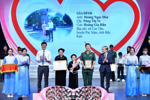 Xúc động tâm tình vợ người lính biển: Không xa đâu, Trường Sa ơi! - Ảnh 1. Xúc động tâm tình vợ người lính biển: Không xa đâu, Trường Sa ơi! - Ảnh 1.