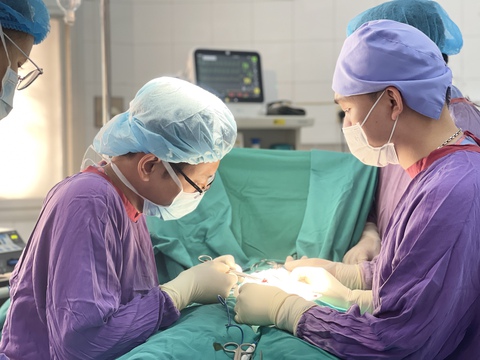 Cháu bé 6 tuổi suýt phải cắt bỏ dương vật do sùi mào gà thể nặng - Ảnh 1. Cháu bé 6 tuổi suýt phải cắt bỏ dương vật do sùi mào gà thể nặng - Ảnh 1.