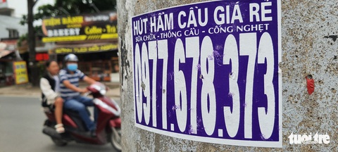 Dán bậy khắp nơi: Đâu cần tọa đàm tìm giải pháp tốn kém, quyết tâm là dẹp được - Ảnh 1. Dán bậy khắp nơi: Đâu cần tọa đàm tìm giải pháp tốn kém, quyết tâm là dẹp được - Ảnh 1.