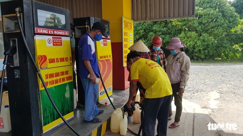 Nhiều cây xăng đóng cửa hoặc hết xăng còn dầu trước giờ ‘G’ trên quốc lộ 91C - Ảnh 3. Nhiều cây xăng đóng cửa hoặc hết xăng còn dầu trước giờ ‘G’ trên quốc lộ 91C - Ảnh 3.