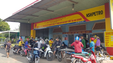 Nhiều cây xăng đóng cửa hoặc hết xăng còn dầu trước giờ ‘G’ trên quốc lộ 91C - Ảnh 4. Nhiều cây xăng đóng cửa hoặc hết xăng còn dầu trước giờ ‘G’ trên quốc lộ 91C - Ảnh 4.