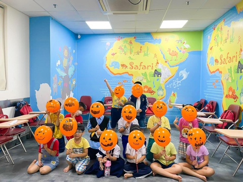 VUS mang không khí Halloween đến từng lớp học - Ảnh 3. VUS mang không khí Halloween đến từng lớp học - Ảnh 3.