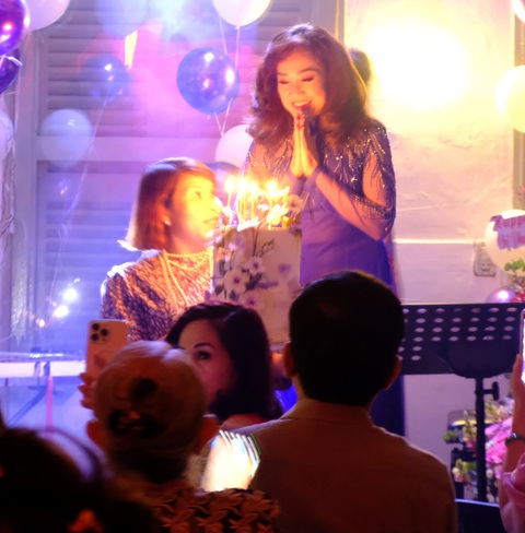 Phương Hồng Thủy Người mần zườn - Ảnh 1. Phương Hồng Thủy Người mần zườn - Ảnh 1.