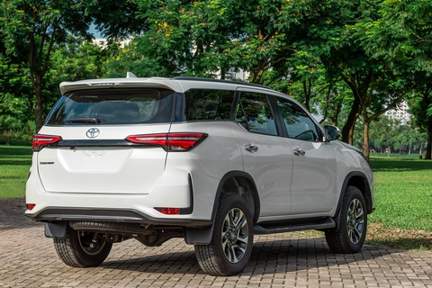 Toyota Fortuner giữ thiết kế, thêm trang bị, tăng giá cao nhất 42 triệu tại Việt Nam - Ảnh 2. Toyota Fortuner giữ thiết kế, thêm trang bị, tăng giá cao nhất 42 triệu tại Việt Nam - Ảnh 2.